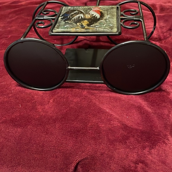 Metal double wine rack w/resin rooster tile, scrolled design & top handle - Picture 2 of 9